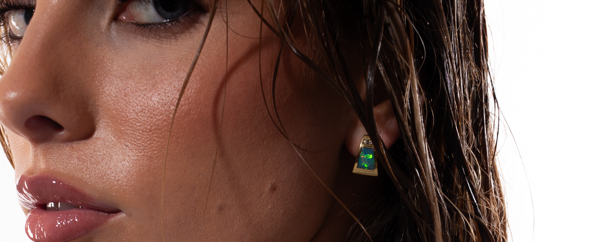 Floe earrings in yellow gold, set with a black opal.